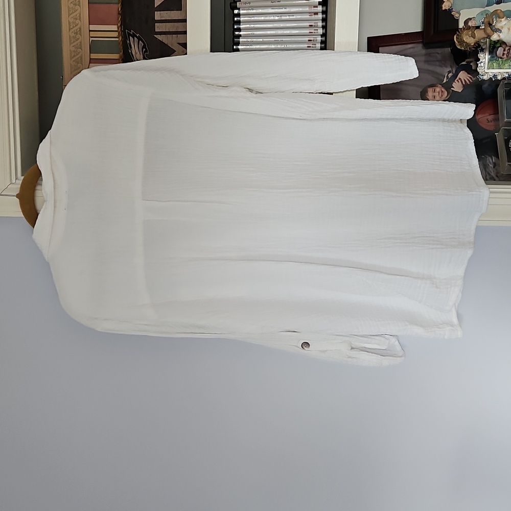 Women's Gauze-like Shirt, 100% Cotton, Roll-up Sleeves, Pearlized Buttons. EUC - Picture 2 of 11